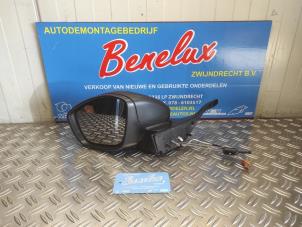 Gebruikte Spiegel Buiten links Peugeot 208 I (CA/CC/CK/CL) 1.0 Vti 12V PureTech Prijs op aanvraag aangeboden door Benelux Zwijndrecht B.V.