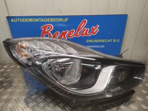 Gebruikte Koplamp rechts Hyundai iX20 (JC) 1.4i 16V Prijs € 100,00 Margeregeling aangeboden door Benelux Zwijndrecht B.V.