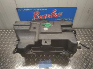 Gebruikte Adblue tank Renault Trafic (1FL/2FL/3FL/4FL) 2.0 dCi 16V 120 Prijs op aanvraag aangeboden door Benelux Zwijndrecht B.V.