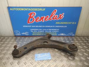 Gebruikte Triangel links-voor Toyota Yaris II (P9) 1.3 16V VVT-i Prijs op aanvraag aangeboden door Benelux Zwijndrecht B.V.