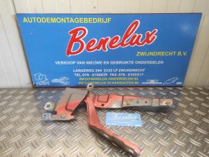 Gebruikte Motorkap Scharnier Renault Clio IV Estate/Grandtour (7R) 0.9 Energy TCE 12V Prijs op aanvraag aangeboden door Benelux Zwijndrecht B.V.