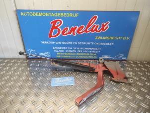 Gebruikte Motorkap Scharnier Renault Clio IV Estate/Grandtour (7R) 0.9 Energy TCE 12V Prijs op aanvraag aangeboden door Benelux Zwijndrecht B.V.