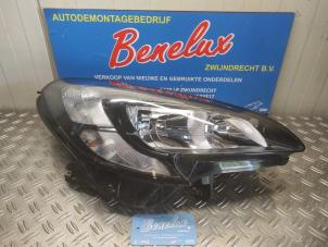 Gebruikte Rechter Koplamp Opel Corsa E 1.2 16V Prijs € 175,00 Margeregeling aangeboden door Benelux Zwijndrecht B.V.