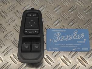 Gebruikte Schakelaar Elektrisch Raam Renault Trafic (1FL/2FL/3FL/4FL) 2.0 dCi 16V 150 Prijs op aanvraag aangeboden door Benelux Zwijndrecht B.V.