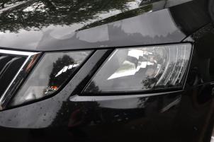 Gebruikte Koplamp links Skoda Octavia Combi (5EAC) 1.0 TSI 12V Prijs op aanvraag aangeboden door Benelux Zwijndrecht B.V.