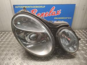 Gebruikte Koplamp rechts Mercedes E (W211) 2.7 E-270 CDI 20V Prijs op aanvraag aangeboden door Benelux Zwijndrecht B.V.