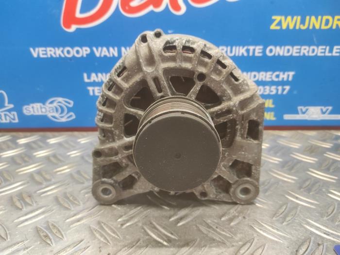 Dynamo van een Renault Clio IV (5R) 1.5 Energy dCi 90 FAP 2014