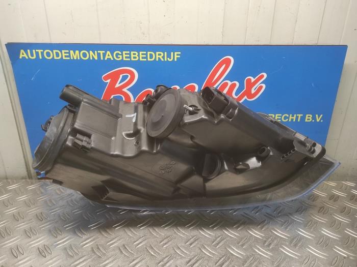 Koplamp links van een Volkswagen Polo V (6R) 1.2 12V BlueMotion Technology 2009