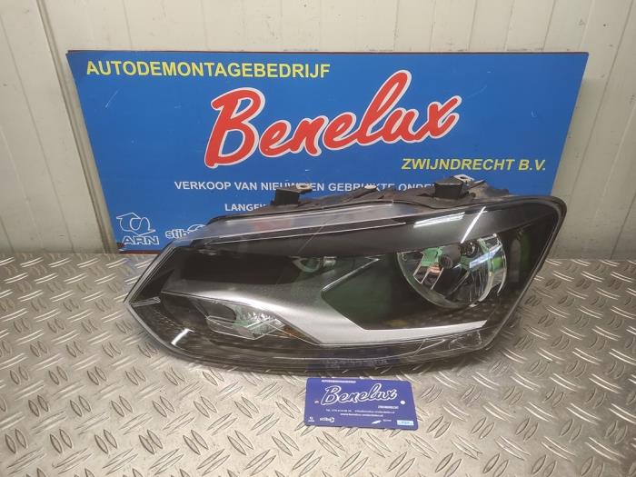 Koplamp links van een Volkswagen Polo V (6R) 1.2 12V BlueMotion Technology 2009