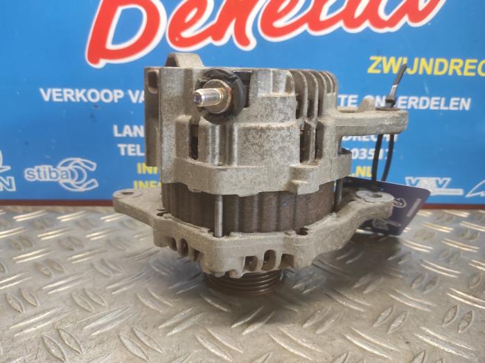 Alternator van een Mitsubishi Space Star (A0) 1.0 12V 2013