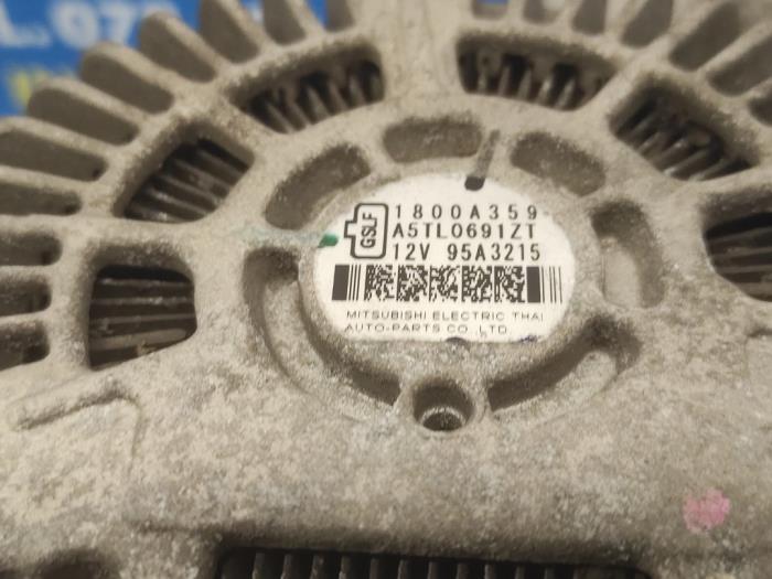 Alternator van een Mitsubishi Space Star (A0) 1.0 12V 2013