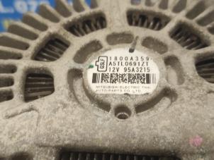 Alternator van een Mitsubishi Space Star (A0) 1.0 12V 2013