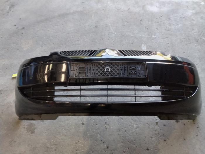 Gebruikte Voorbumper Mitsubishi Colt (Z2/Z3) 1.3 16V Prijs op aanvraag aangeboden door Benelux Zwijndrecht B.V.