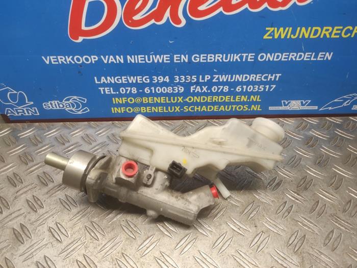 Gebruikte Hoofdremcilinder Toyota Avensis Wagon (T25/B1E) 2.0 16V VVT-i D4 Prijs € 20,00 Margeregeling aangeboden door Benelux Zwijndrecht B.V.