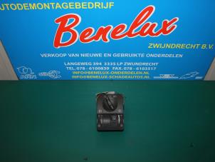 Gebruikte Schakelaar Licht Opel Combo (Corsa C) 1.3 CDTI 16V Prijs op aanvraag aangeboden door Benelux Zwijndrecht B.V.
