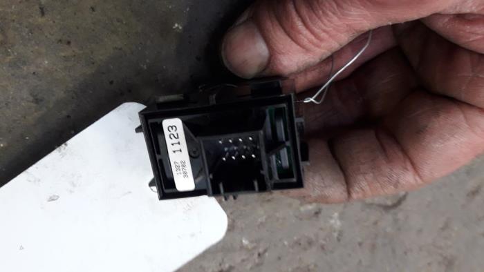 Handrem schakelaar van een Opel Meriva 1.7 CDTI 16V 2011