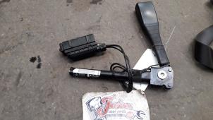 Gebruikte Gordelspanner rechts Opel Corsa D 1.0 Prijs op aanvraag aangeboden door Autodemontage Joko B.V.