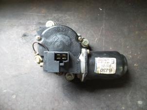 Gebruikte Ruitenwissermotor voor Mazda 323 (BJ12) 1.3i 16V Prijs op aanvraag aangeboden door Autodemontage Joko B.V.