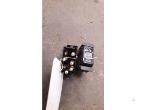 Gebruikte Elektrisch Raam Schakelaar Mercedes 190 (W201) 2.0 E Prijs op aanvraag aangeboden door Autodemontage Joko B.V.