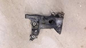 Gebruikte Dynamosteun boven Peugeot 207/207+ (WA/WC/WM) 1.6 HDi 16V Prijs op aanvraag aangeboden door Autodemontage Joko B.V.