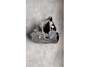 Gebruikte Schuifdeur Slotmechaniek links Volkswagen Caddy Combi III (2KB,2KJ) 2.0 SDI Prijs op aanvraag aangeboden door Autodemontage Joko B.V.