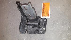 Gebruikte Versnellingsbak Steun Peugeot 207/207+ (WA/WC/WM) 1.4 Prijs op aanvraag aangeboden door Autodemontage Joko B.V.