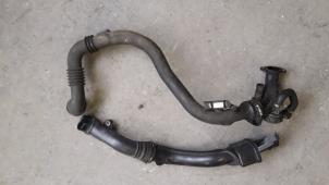 Gebruikte Intercooler Buis Renault Clio III (BR/CR) 1.5 dCi 70 Prijs op aanvraag aangeboden door Autodemontage Joko B.V.