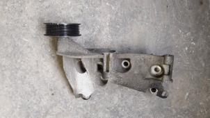 Gebruikte Dynamosteun boven Renault Clio III (BR/CR) 1.5 dCi 70 Prijs op aanvraag aangeboden door Autodemontage Joko B.V.