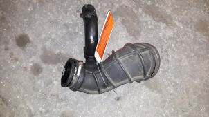 Gebruikte Aanzuigslang Lucht Opel Zafira (F75) 2.2 DTI 16V Prijs op aanvraag aangeboden door Autodemontage Joko B.V.