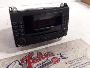Gebruikte Radio CD Speler Mercedes B (W245,242) 2.0 B-180 CDI 16V Prijs op aanvraag aangeboden door Autodemontage Joko B.V.