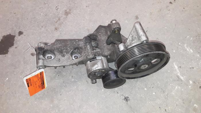 Gebruikte Dynamosteun boven Renault Clio II Societe (SB) 1.5 dCi 68 Prijs op aanvraag aangeboden door Autodemontage Joko B.V.
