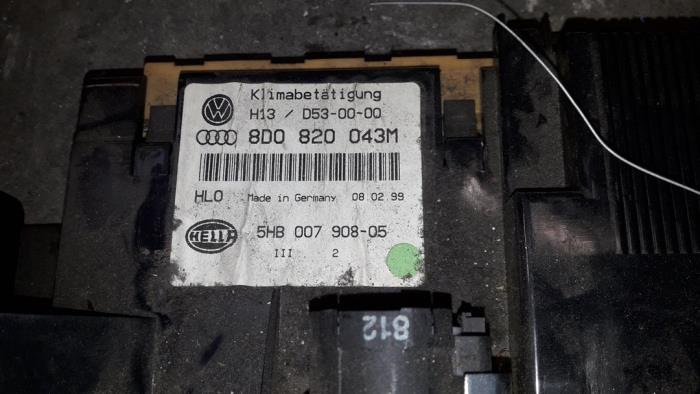 Kachel Bedieningspaneel van een Audi A4 1999