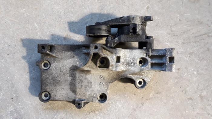 Gebruikte Dynamosteun boven Volkswagen Caddy III (2KA,2KH,2CA,2CH) 1.9 TDI Prijs op aanvraag aangeboden door Autodemontage Joko B.V.