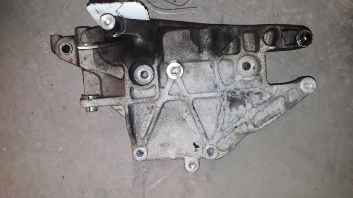 Gebruikte Dynamosteun boven Fiat Doblo Cargo (263) 1.3 MJ 16V DPF Euro 5 Prijs op aanvraag aangeboden door Autodemontage Joko B.V.