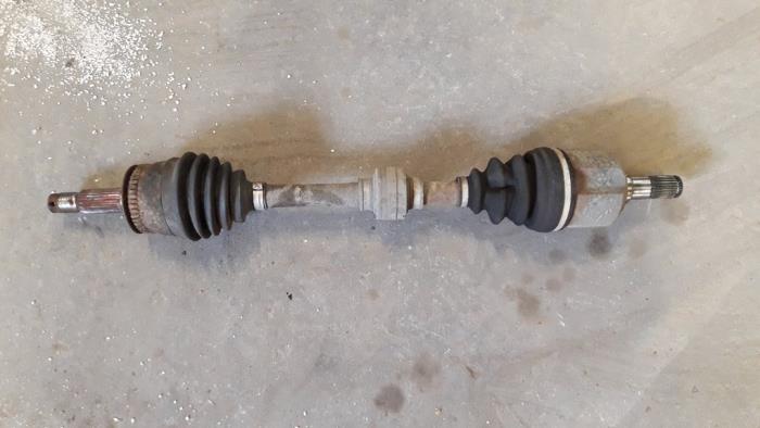 Gebruikte Aandrijfas links-voor Kia Cerato 1.6 16V Prijs op aanvraag aangeboden door Autodemontage Joko B.V.