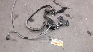 Gebruikte Schuifdeurrol rechts Volkswagen Crafter 2.5 TDI 30/32/35 Prijs op aanvraag aangeboden door Autodemontage Joko B.V.