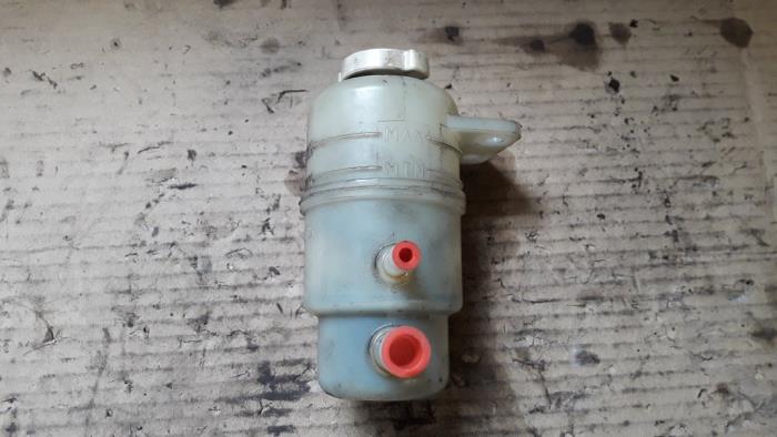 Gebruikte Servo Oliereservoir Mitsubishi Lancer Wagon (CS/CT) 1.6 16V Prijs op aanvraag aangeboden door Autodemontage Joko B.V.
