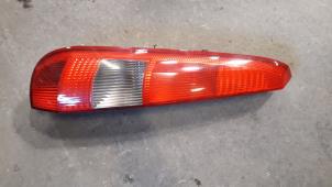 Gebruikte Achterlicht links Ford Fiesta 5 (JD/JH) 1.3 Prijs op aanvraag aangeboden door Autodemontage Joko B.V.