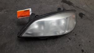 Gebruikte Koplamp links Opel Astra G Caravan (F35) 1.6 16V Prijs op aanvraag aangeboden door Autodemontage Joko B.V.