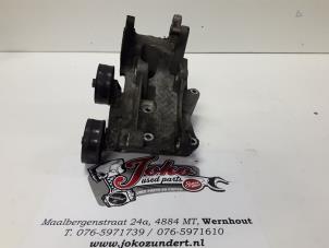 Gebruikte Dynamosteun boven Peugeot 607 (9D/U) 2.2 HDi 16V FAP Prijs op aanvraag aangeboden door Autodemontage Joko B.V.