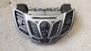 Gebruikte Radiobedienings paneel Ford Fiesta 6 (JA8) 1.6 TDCi 16V 95 Prijs op aanvraag aangeboden door Autodemontage Joko B.V.
