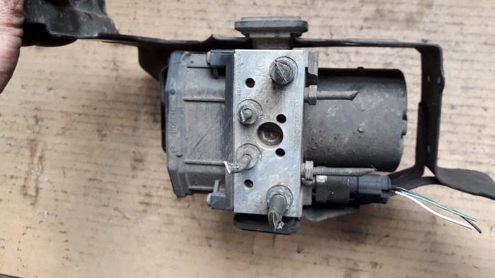 Gebruikte ABS Pomp Ford Mondeo III Wagon 2.0 TDCi 115 16V Prijs op aanvraag aangeboden door Autodemontage Joko B.V.