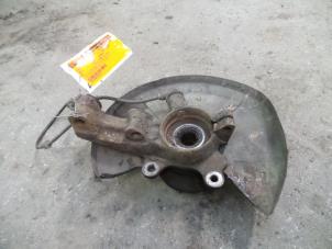 Gebruikte Fusee links-voor Audi 80 (B4) 2.0 E Prijs op aanvraag aangeboden door Autodemontage Joko B.V.