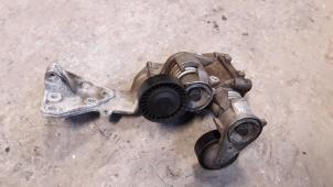 Gebruikte Dynamosteun boven Volvo V50 (MW) 2.4 20V Prijs op aanvraag aangeboden door Autodemontage Joko B.V.