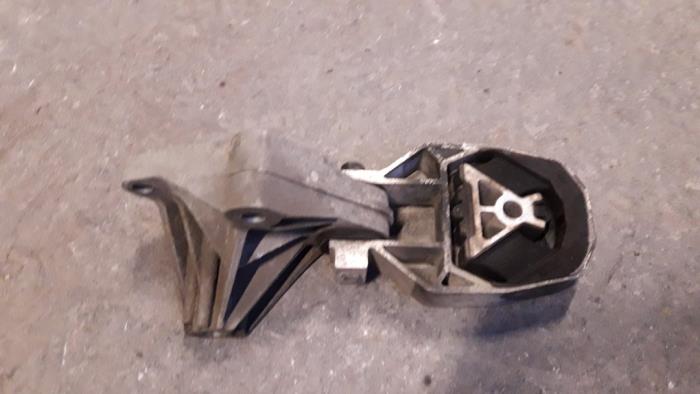 Gebruikte Versnellingsbak Steun Ford Focus 3 1.6 TDCi 95 Prijs op aanvraag aangeboden door Autodemontage Joko B.V.