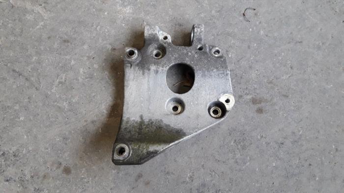 Gebruikte Dynamosteun boven Ford Focus 3 1.6 TDCi 95 Prijs op aanvraag aangeboden door Autodemontage Joko B.V.