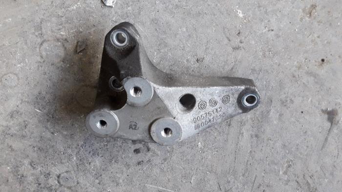 Gebruikte Versnellingsbak Steun Opel Meriva (B) 1.4 16V Ecotec Prijs op aanvraag aangeboden door Autodemontage Joko B.V.