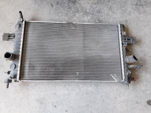 Gebruikte Radiateur Opel Astra H (L48) 1.6 16V Twinport Prijs op aanvraag aangeboden door Autodemontage Joko B.V.