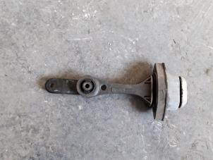 Gebruikte Versnellingsbak Steun Audi TT (8N3) 1.8 20V Turbo Prijs op aanvraag aangeboden door Autodemontage Joko B.V.