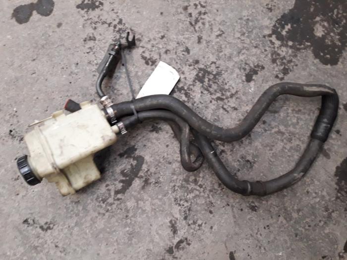 Gebruikte Servo Oliereservoir Renault Kangoo Express (FC) 1.5 dCi 65 Prijs op aanvraag aangeboden door Autodemontage Joko B.V.